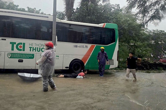 Phát hiện điểm rò điện giữa khu vực ngập, khiến nhiều người bị giật