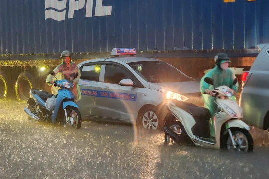 Hà Nội ngập tứ bề, loạt phương tiện chết máy giữa đường