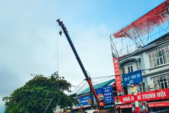 100 thuyền, xuồng từ Chùa Hương tiến về vùng lũ trợ giúp người dân Thái Nguyên, Bắc Ninh