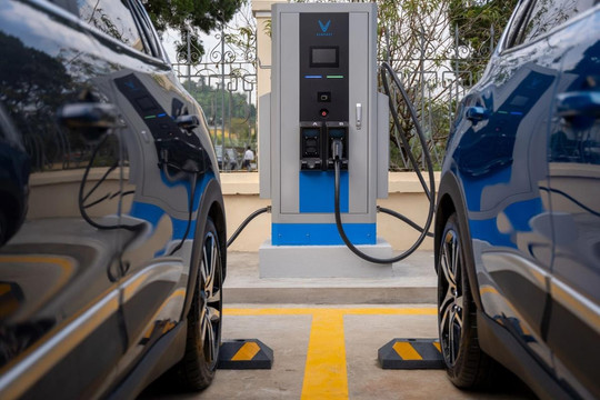 TP. HCM chấp thuận cho Vingroup (VIC) lắp trạm sạc điện tại điểm thu phí đỗ xe dưới lòng đường