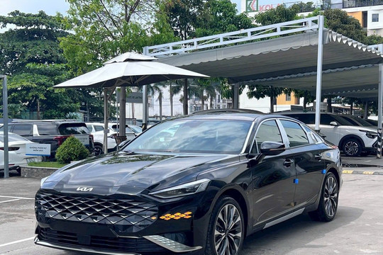 Kia K8 đầu tiên được rao bán tại Việt Nam: Sedan fastback lai coupe với nội thất hiện đại, trang bị 9 túi khí toàn xe, đối thủ 'nặng ký' ở phân khúc hạng sang
