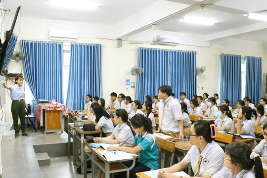 Học sinh xúc phạm giáo viên, bạn bè có thể bị phạt tới 10 triệu đồng, buộc cách ly tạm thời khỏi trường học