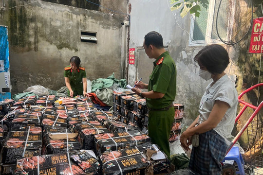 Phát hiện gần 1,7 tấn xúc xích không rõ nguồn gốc, chuẩn bị ‘lên bàn’ thành món ăn khoái khẩu của giới trẻ