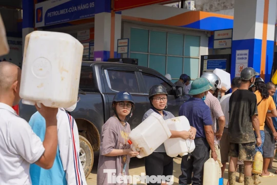 Thái Nguyên: Người dân xếp hàng dài, mang can nhựa đi mua xăng... để chạy máy phát