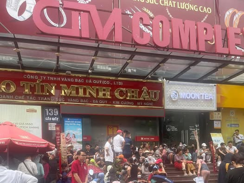 Chen lấn mua vàng, nhiều cửa hàng quá tải phải tạm đóng cửa