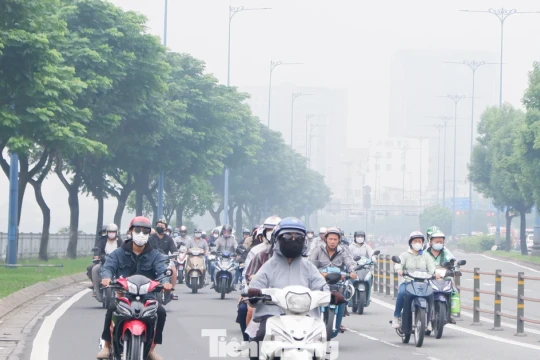 Lý giải hiện tượng sương mù dày đặc ở TPHCM sáng nay