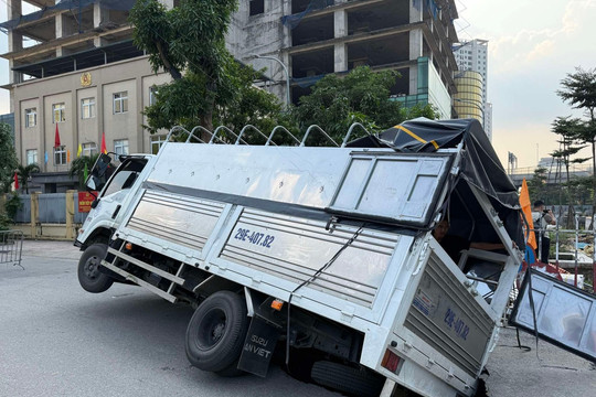 Xe tải sụp 'hố tử thần' tại Hà Nội