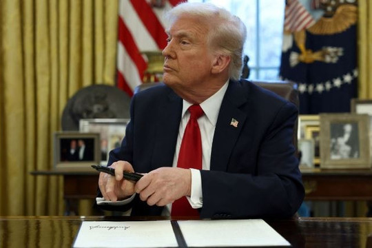 Giá xăng dầu lao dốc sau ‘cơn bão thuế quan’ từ ông Trump