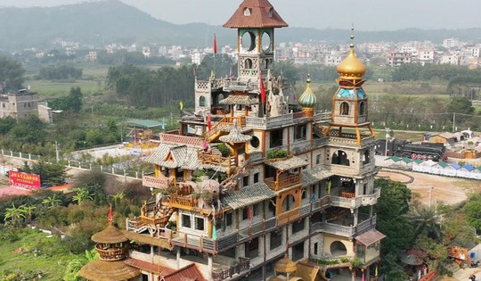 'Biệt thự điên' của một nông dân xây ròng rã 10 năm gây sốt mạng, mỗi ngày cả vạn khách thăm