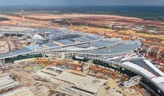 'Vượt nắng thắng mưa' với hơn 14.000 công nhân, 3.000 thiết bị cần mẫn: Siêu sân bay lớn nhất Việt Nam sắp đón chuyến bay kỹ thuật đầu tiên