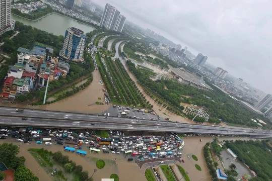 Thấy gì từ việc Hà Nội bị 'nhấn chìm' sau trận mưa lớn?