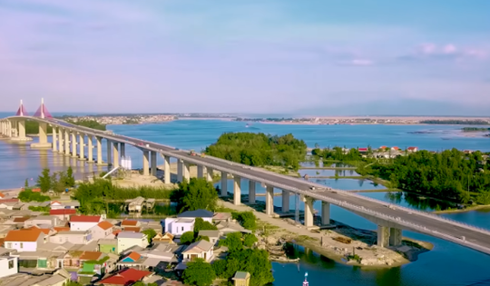 Cầu vượt biển dài nhất miền Trung, kết thúc hơn 100 năm di chuyển bằng dò của người dân đôi bờ