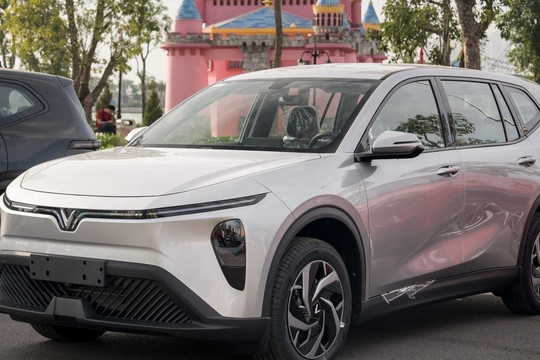 ‘Tân binh’ VinFast Limo Green chấm dứt chuỗi ngày ‘thống trị’ doanh số của Mitsubishi Xpander, có gì để khách hàng quyết xuống tiền?