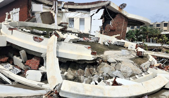 Sau bão số 10, Bộ Xây dựng đề xuất dừng thi công dự án Hoa Tiên Paradise tại Hà Tĩnh