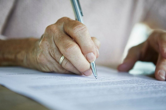 Tin vào lời ‘mật ngọt’, cụ bà viết di chúc để lại toàn bộ tài sản cho kẻ lừa đảo