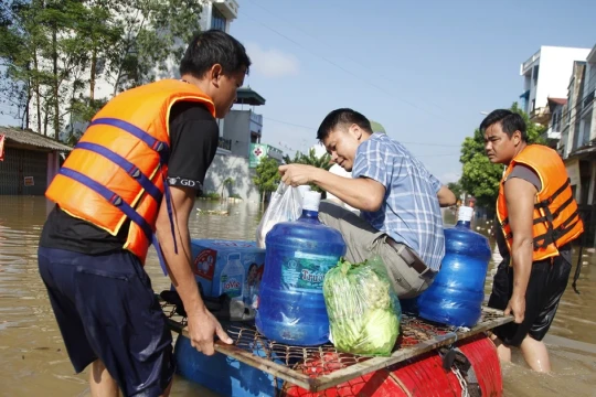 Vẫn còn hơn 12.000 nhà bị ngập do mưa lũ