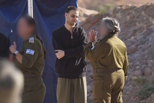Phong trào Hamas trả tự do cho những con tin Israel đầu tiên
