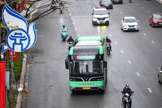 63 xe buýt điện và 247 trụ sạc đặt ở các điểm trung tâm đi vào hoạt động tại Hà Nội