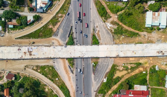 Sắp hoàn thành tuyến đường gần 4.000 tỷ xuyên rừng ngập mặn, kết nối đến cảng nước sâu lớn nhất Việt Nam