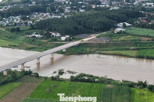 Cầu hơn 120 tỷ xây xong nằm ‘phơi nắng mưa’ chờ… 3 hộ dân