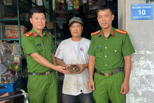 Gặp cá thể rùa lạ sau vườn nhà, người đàn ông lập tức báo công an