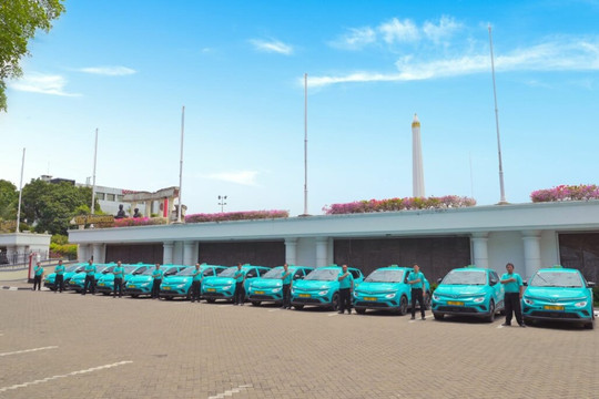 Tỷ phú Phạm Nhật Vượng đưa dịch vụ taxi điện cao cấp Green SM đến đô thị lớn thứ hai Indonesia