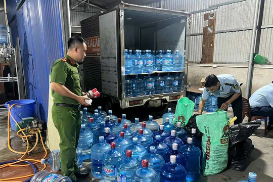 Khởi tố 4 bị can sản xuất, buôn bán nước Lavie giả