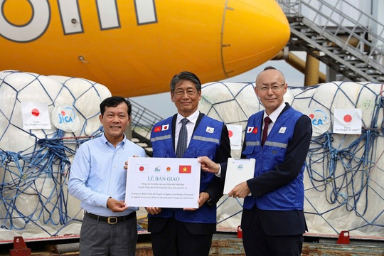 Nhật Bản điều máy bay chở lô hàng viện trợ khẩn cấp sang giúp đỡ Việt Nam