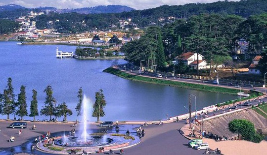 Hồ nước nhân tạo hình lưỡi liềm rộng 25ha, là biểu tượng của Đà Lạt đón tin vui