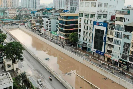 Như bể bơi khổng lồ sau mưa lớn, hầm chui Vành đai 2,5 hiện ra sao?