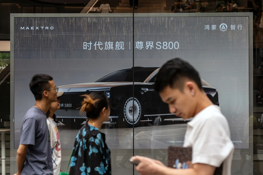 Nền kinh tế lớn thứ 2 thế giới lung lay: Người dân thắt chặt chi tiêu, hàng loạt nhà máy sản xuất gặp khó khăn