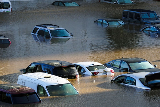 Mua xe cũ, làm sao để nhận biết ô tô ngập nước đã được tân trang?