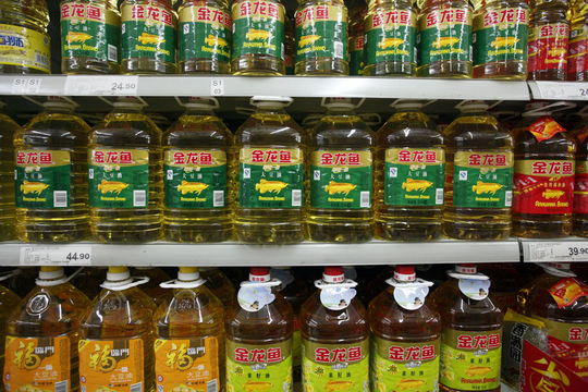 Ông Trump dọa ngừng nhập khẩu dầu ăn từ Trung Quốc, Phố Wall chao đảo