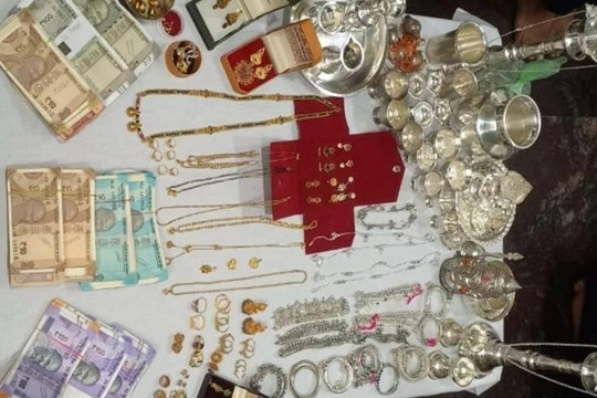 Đột kích nhà riêng, văn phòng của 12 quan chức gồm cán bộ Giáo dục, Giao thông...: Thu giữ khẩn cấp nhiều giấy tờ đất, vàng...trị giá hơn 100 tỷ đồng