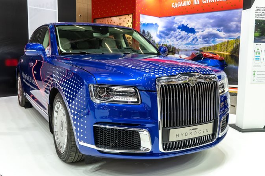 Hãng làm chiếc limousine cho Tổng thống Putin làm điều thế giới chưa từng có: Ra mắt xe đi 900km không cần xăng, thải ra nước