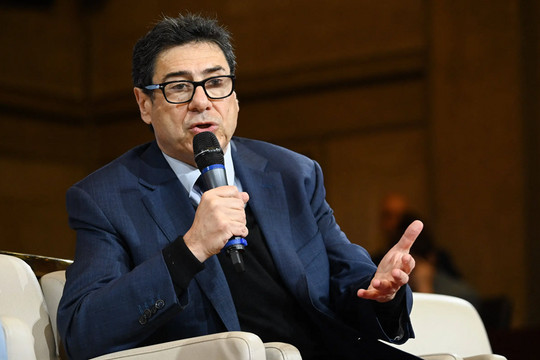 Giáo sư đoạt Nobel Kinh tế 2025 cảnh báo: Châu Âu đang tụt hậu nghiêm trọng, không chỉ so với Mỹ mà cả Trung Quốc