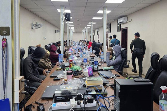 Bắt giữ hơn 3.400 người, thu hàng nghìn máy tính, điện thoại di động, hộ chiếu