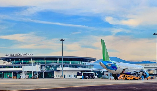 Sân bay từng là căn cứ của Không quân Việt Nam do Mỹ xây dựng nỗ lực gỡ khó khi đang xây đường băng