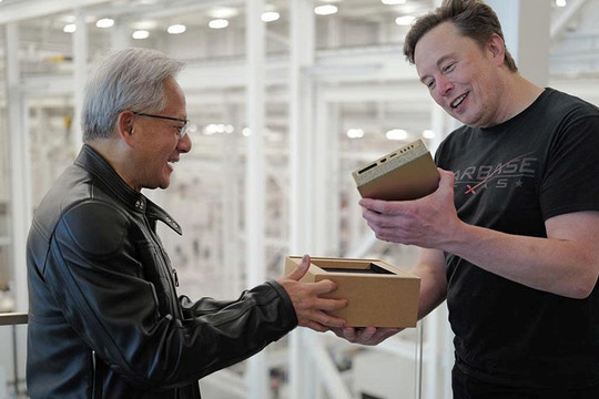 CEO Nvidia Jensen Huang đích thân tặng ‘siêu máy tính nhỏ nhất thế giới’ cho Elon Musk: ‘Trung tâm dữ liệu’ thu nhỏ trong lòng bàn tay, giá hơn 100 triệu đồng