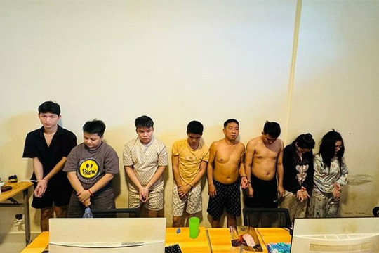 8 người Việt bị bắt ở nước ngoài, thu giữ hơn 10 máy tính, 4 điện thoại di động