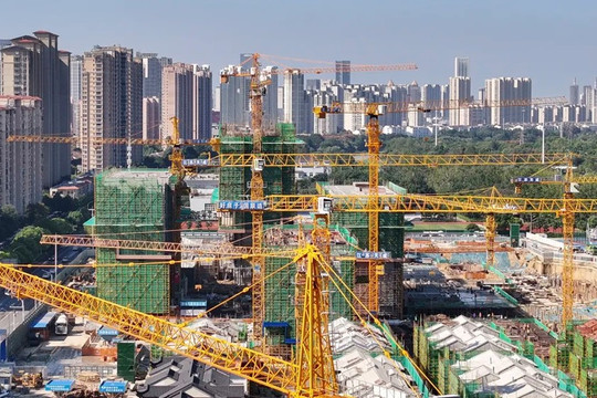 Bất động sản Trung Quốc 'tụt dốc không phanh', doanh số có thể giảm một nửa so với đỉnh 2021