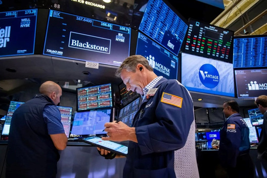 Hai ngân hàng Mỹ hé lộ khoản vay gian lận, Phố Wall rúng động