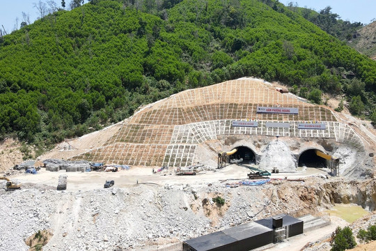 Đèo Cả vừa đào thông nhánh trái phía Tây hầm Phượng Hoàng dài 1,7km