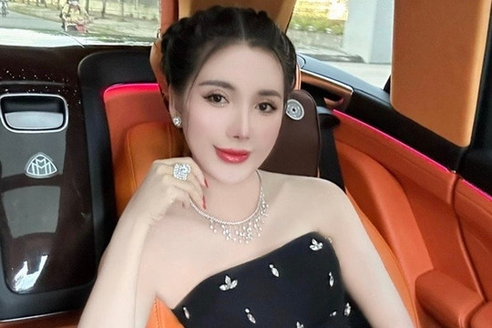 Động thái mới nhất của Sở An toàn thực phẩm TP.HCM khi công ty của 'Ngân Collagen' đóng cửa đón đoàn kiểm tra