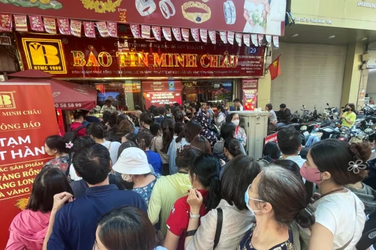 Cửa hàng treo biển hết vàng, nhiều người không chịu rời đi