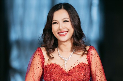 Bán biệt thự dát vàng 24K với giá 160 tỷ, 'hoa hậu giàu nhất Việt Nam' vẫn kiếm tiền như 'rót vàng' ở trời Tây với mức cát-xê 100.000 USD/show