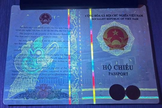 Hộ chiếu Việt Nam ‘lộ’ điều bất ngờ dưới tia UV