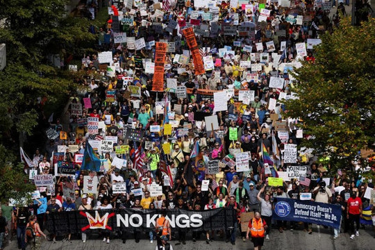 Hàng triệu người Mỹ xuống đường biểu tình, khẩu hiệu ‘Nước Mỹ không Vua’ lan khắp toàn quốc