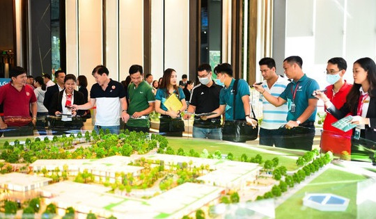 Địa ốc ‘nóng’ trở lại: Novanland, Đất Xanh ồ ạt tuyển người, bung hàng đón sóng cuối năm