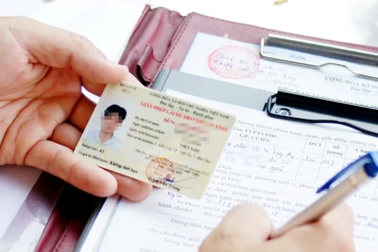 CSGT Hà Nội khuyến khích người dân đổi GPLX sang thẻ nhựa